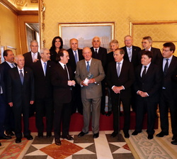 Fotografía de grupo de Su Majestad el Rey Don Juan Carlos tras recibir el Trofeo y la Insignia de Oro de la Asociación Española de la Prensa Deportiva